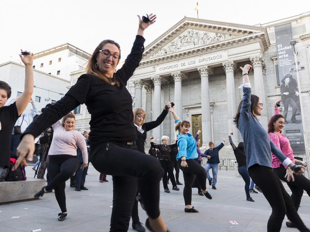 La Academia de las Artes del Folclore y la Jota bailó ante el Congreso para pedir apoyo a la candidatura a Patrimonio de la Humanidad.