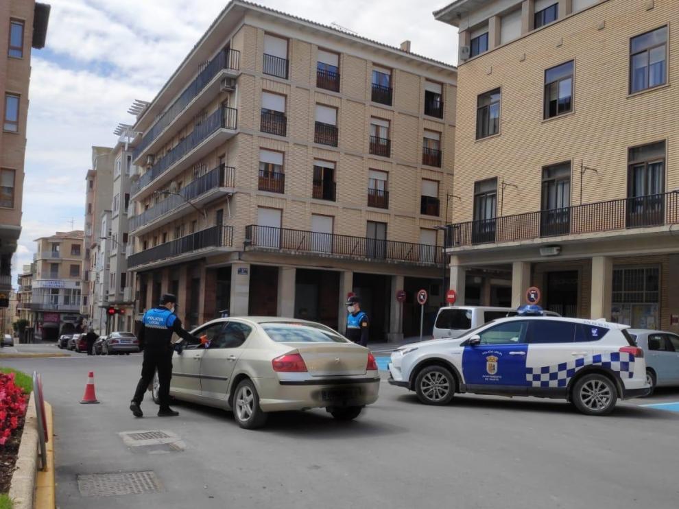 La Policía Local de Tauste, durante un control en el municipio.
