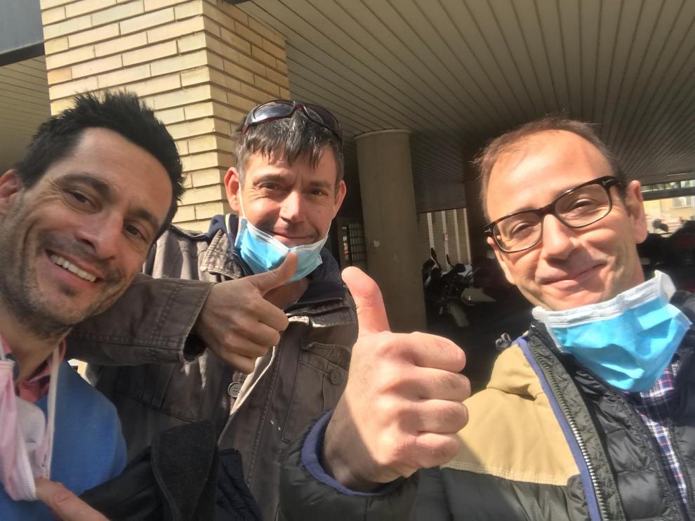 El ingeniero Jorge Cubeles, en el centro, con el veterinario Luis García (izquierda) y el anestesista Fernando Beltrán.