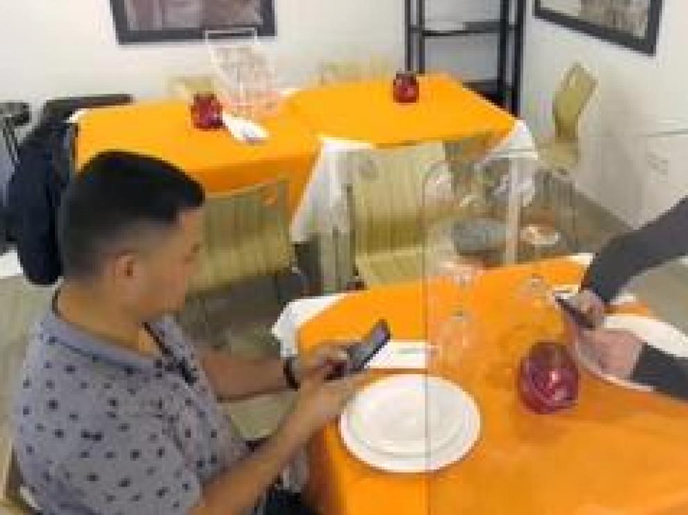 Anticipándose a las medidas que tome el Gobierno, para poder reabrir cuanto antes. En este restaurante de Torremolinos ya están colocando mamparas en cada una de sus 20 mesas. También van a instalar un arco con difusores para desinfectar a los clientes al entrar y, en lugar de la tradicional carta, se consultará en el móvil con código QR.