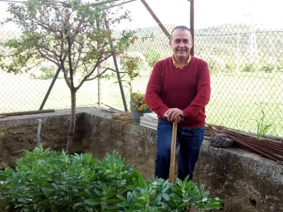 José Antonio Casaucau en su huerto, que él puede cultivar al estar pegado a su casa.