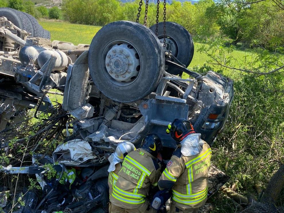 El camión ha volcado en la N-240 provocando la muerte del conductor.