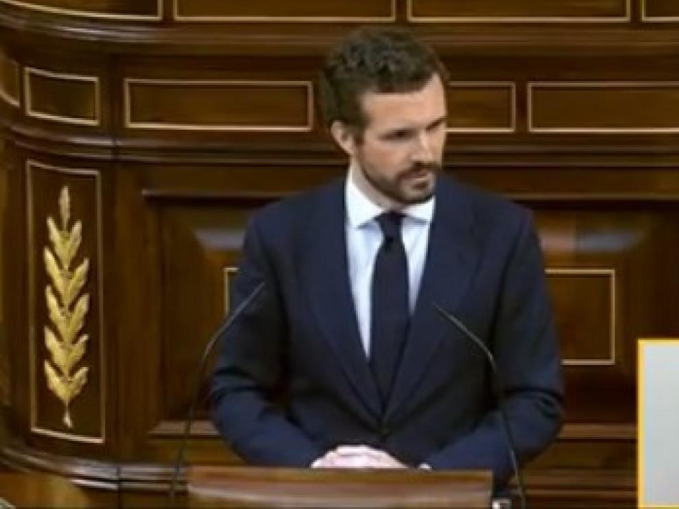 El líder del PP, Pablo Casado, se dirige a Sánchez en el Congreso.