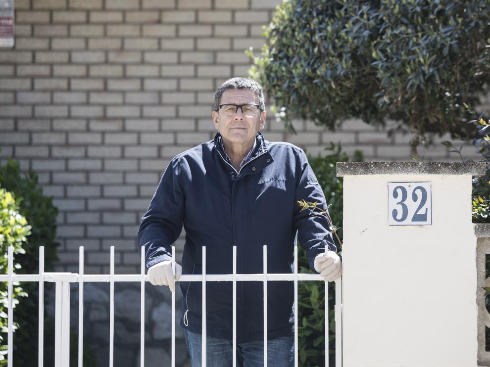 Sergio Puértolas, a las puertas de su casa, donde se recupera.
