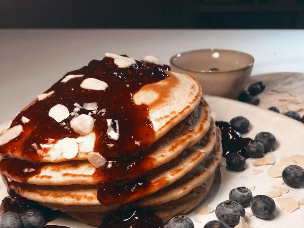 Tortitas de avena con frutos rojos.
