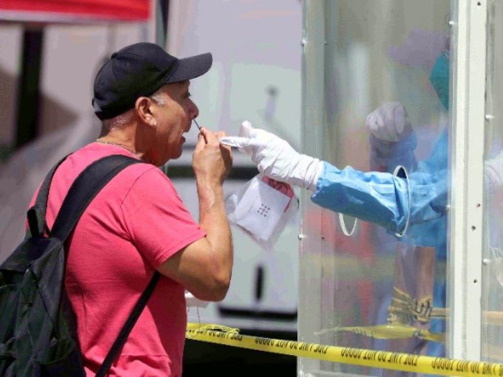 Un ciudadano americano se somete al test del coronavirus en Los Ángeles.