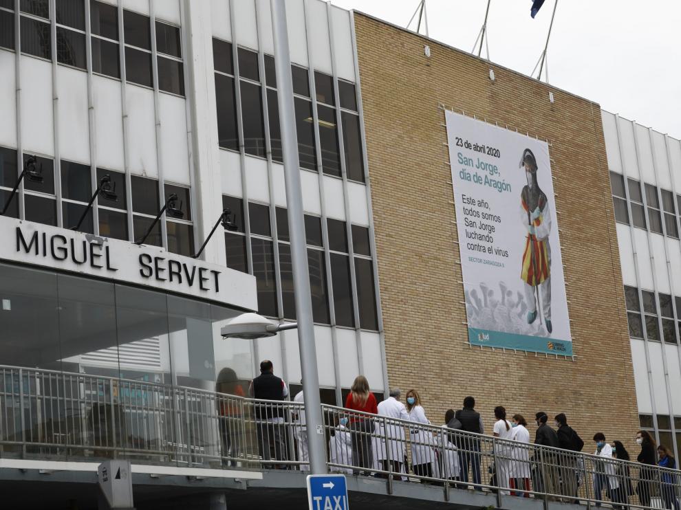 Lona conmemorativa del Día de San Jorge en el hospital Miguel Servet de Zaragoza.