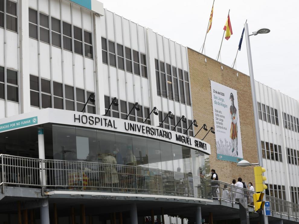 Lona conmemorativa del Día de San Jorge en el hospital Miguel Servet de Zaragoza.