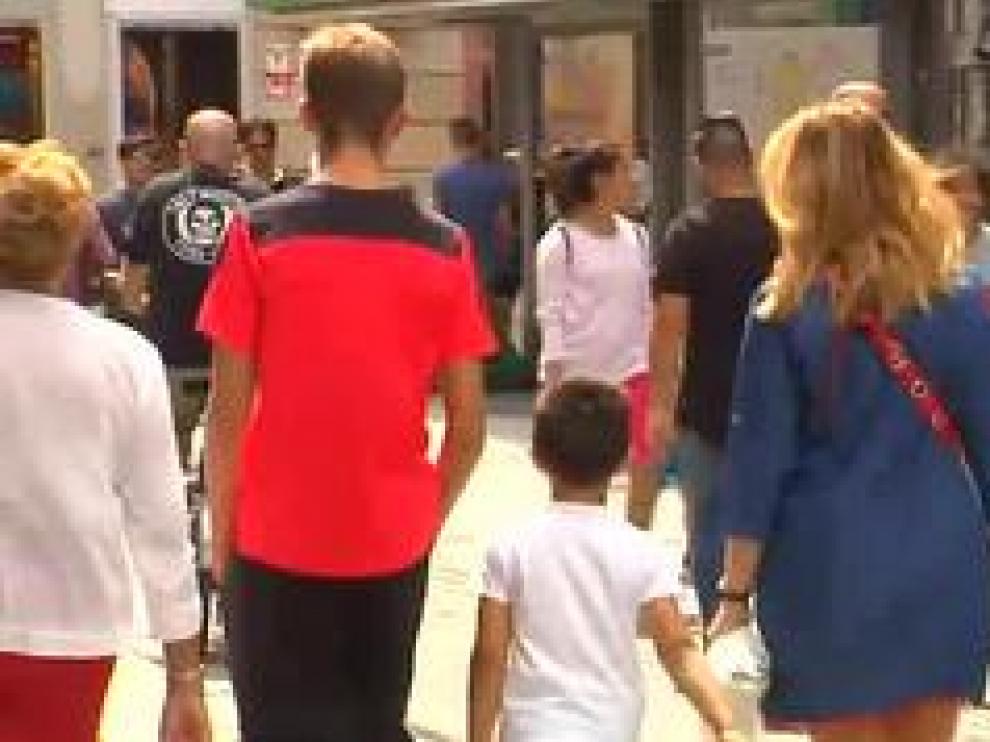 La propuesta de la Dirección General de Infancia, que estudia el Gobierno, se centraría en un paseo de no más de una hora al día. Se debate también la distancia, no será de más de 1 km de sus casas.
