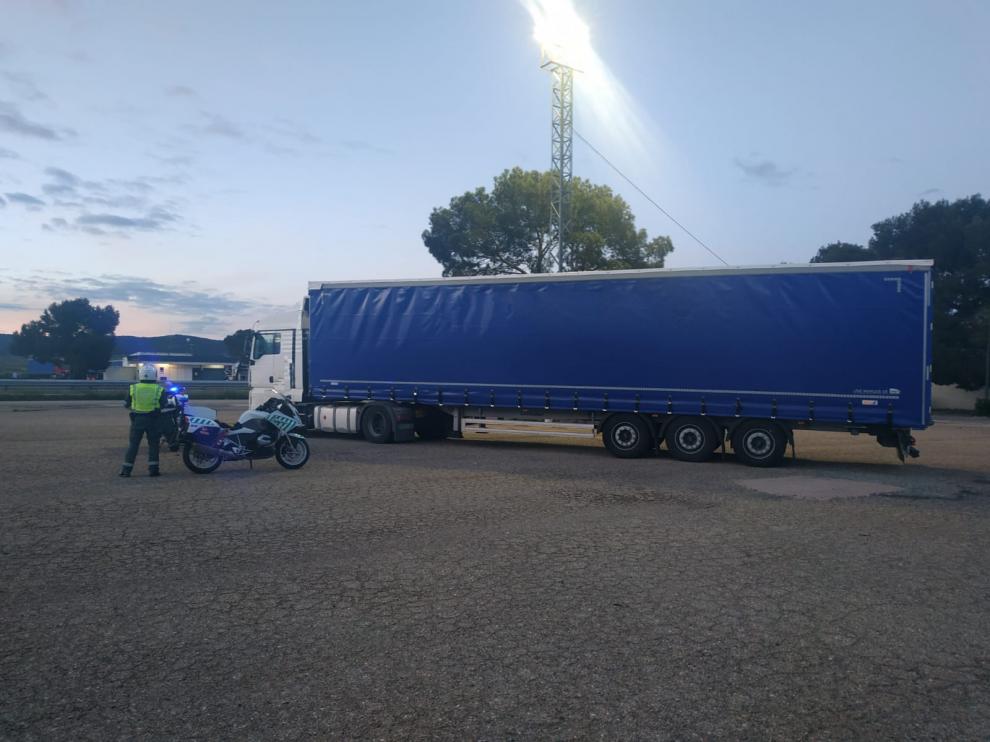 El camión del infractor, parado por la Guardia Civil