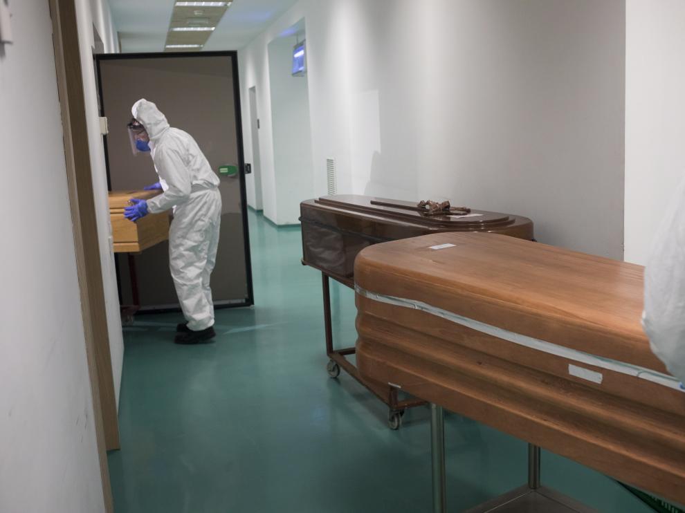 El día a día del cementerio de Torrero durante la pandemia del coronavirus.