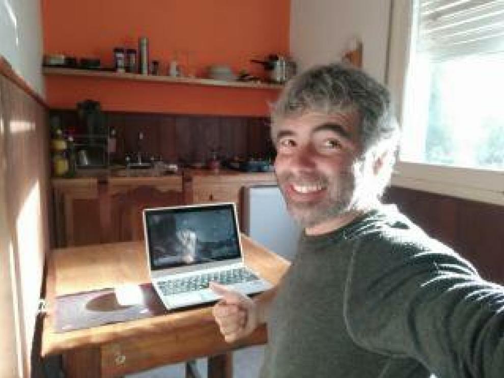 Daniel Zaragoza, en la casa que le han dejado para pasar la cuarentena en la Patagonia argentina.