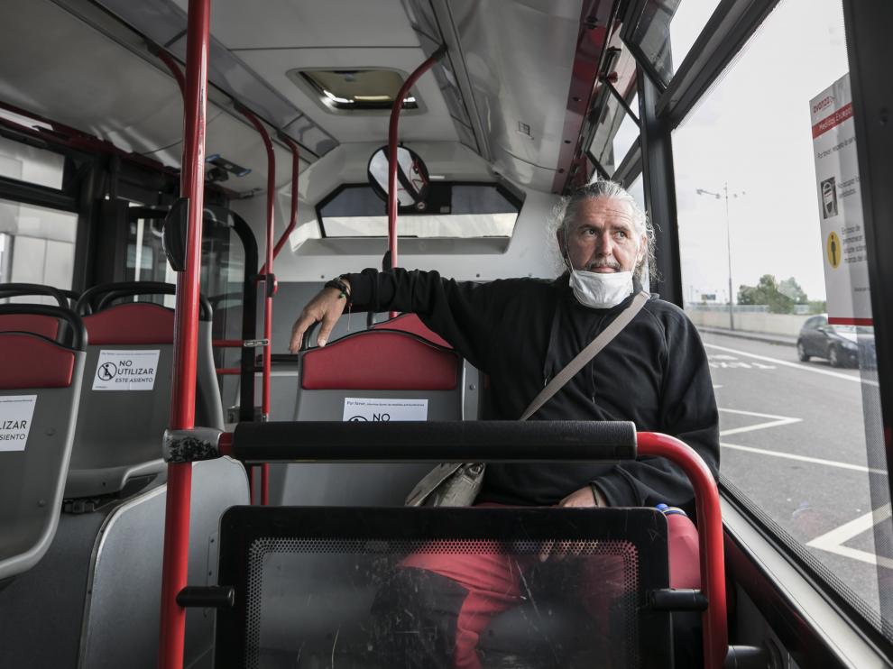 Andrés Guillén, este viernes, en un autobús de Avanza rumbo a recoger su coche para ir a Murillo de Gállego.
