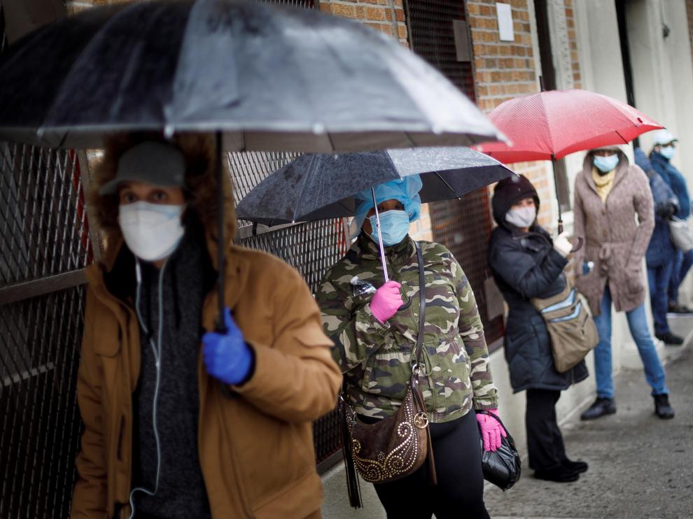 Ciudadanos esperan en filas, a veces hasta por cuatro horas, para realizarse una prueba de coronavirus, en el centro de salud Gotham, en el Bronx, en Nueva York
