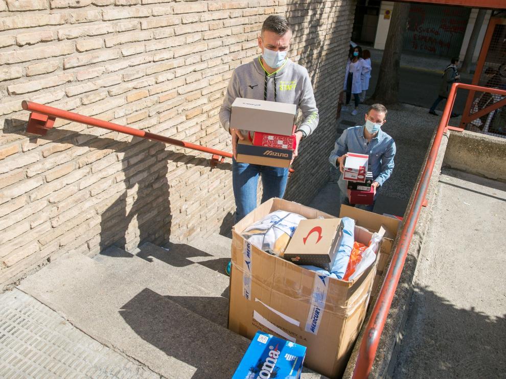 Donan ropa y calzado deportivo para la personas sin hogar del Albergue