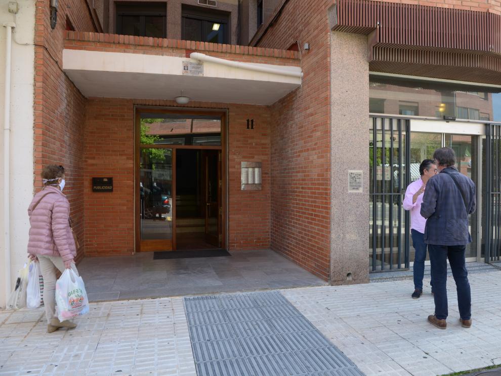 Imagen del portal de la finca de Teruel donde ha aparecido el anciano fallecido.