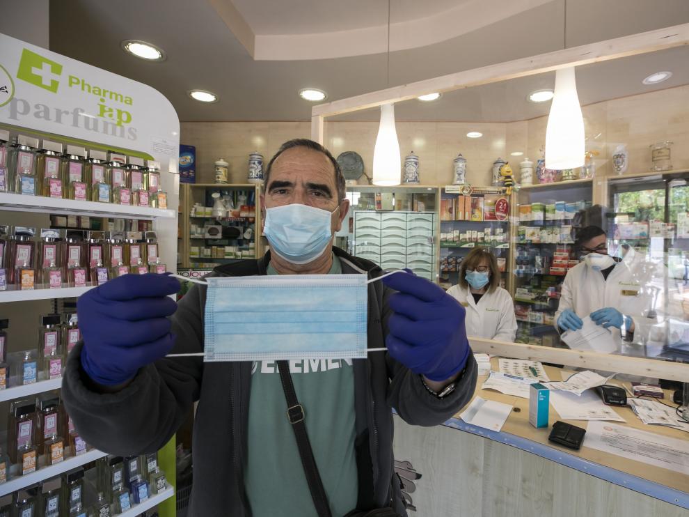 El zaragozano Antonio Valdearcos compra mascarillas quirúrgicas en la farmacia Labat, este viernes.