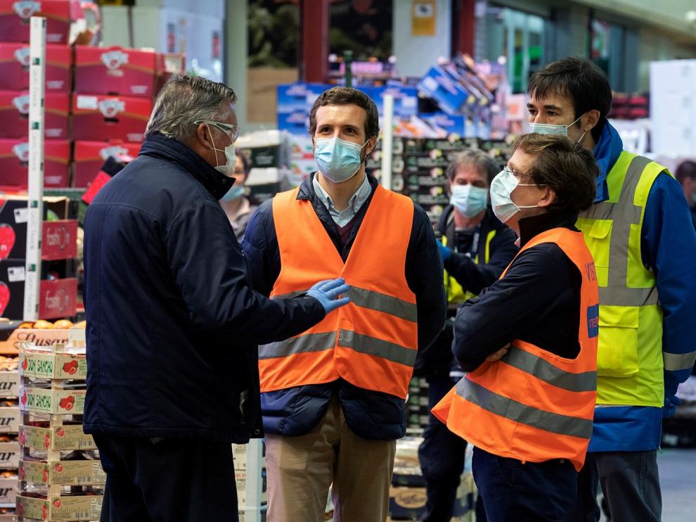 Pablo Casado y el alcalde de Madrid, José Luis Martínez-Almeida (ambos de naranja), en Mercamadrid.