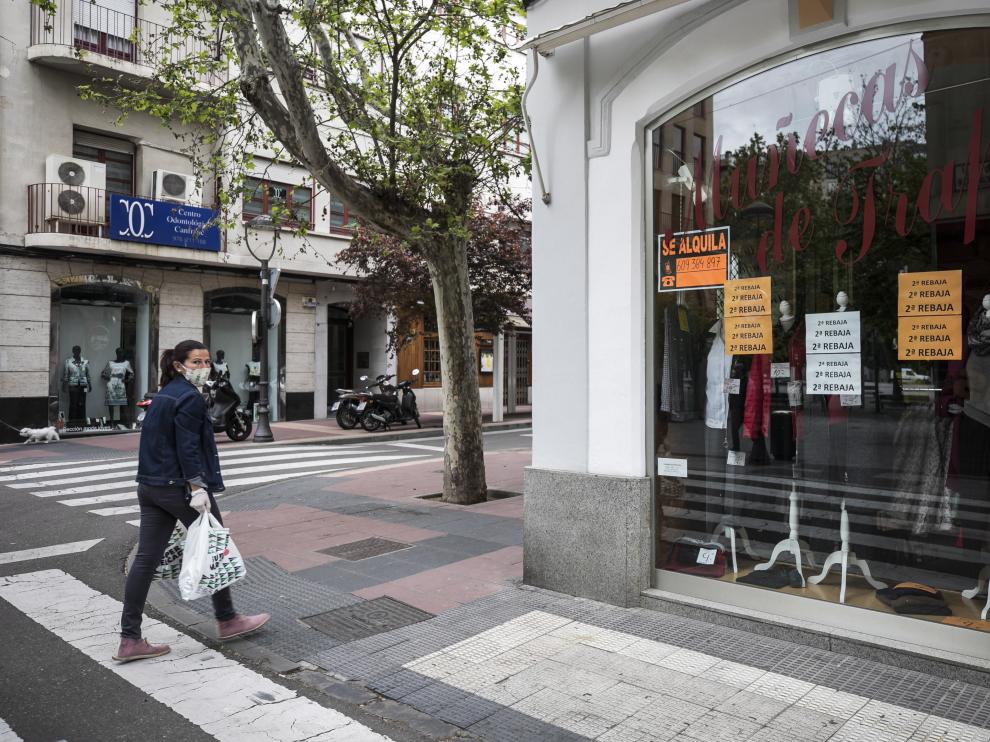 Un local del centro de Zaragoza con un cartel que anuncia que está disponible.
