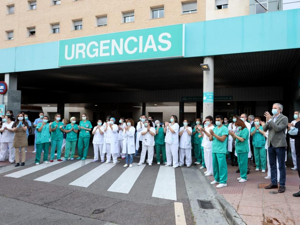 Azcón se suma al aplauso a los sanitarios a las puertas del hospital Miguel Servet