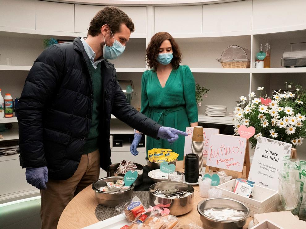 Casado y Ayuso, en la visita que han realizado a un hotel habilitado para el descanso de sanitarios.