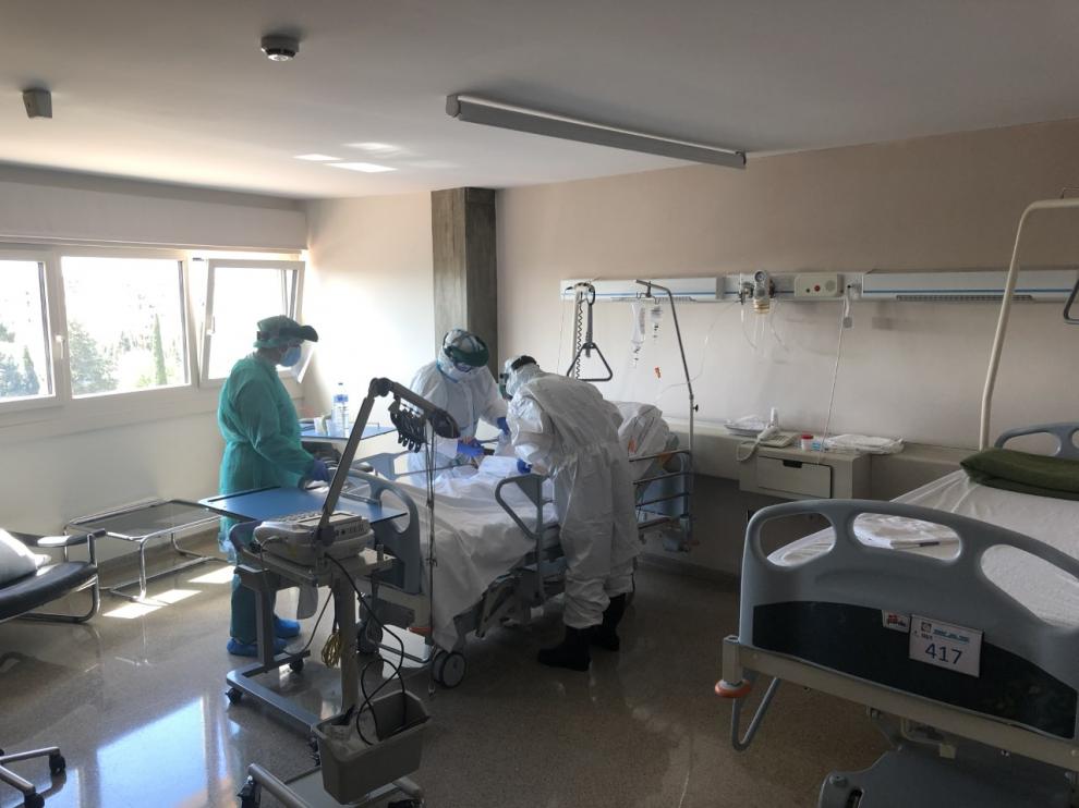 Sanitarios de la MAZ atienden a un paciente con coronavirus.