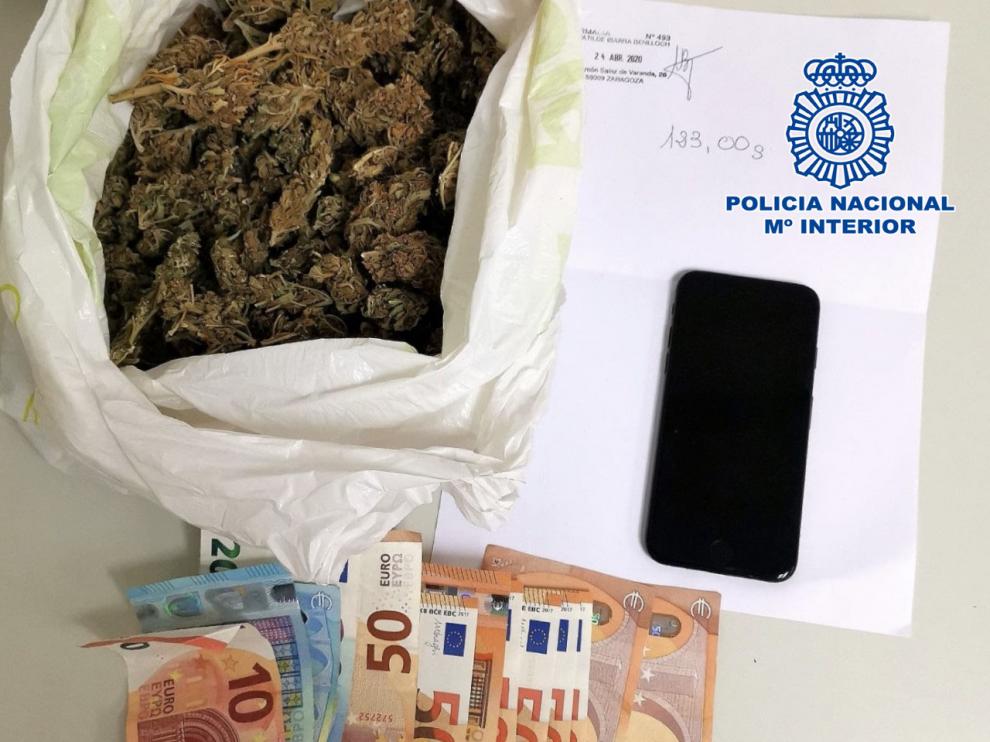 Imagen de la droga y el dinero encontrado en la mochila del joven detenido.