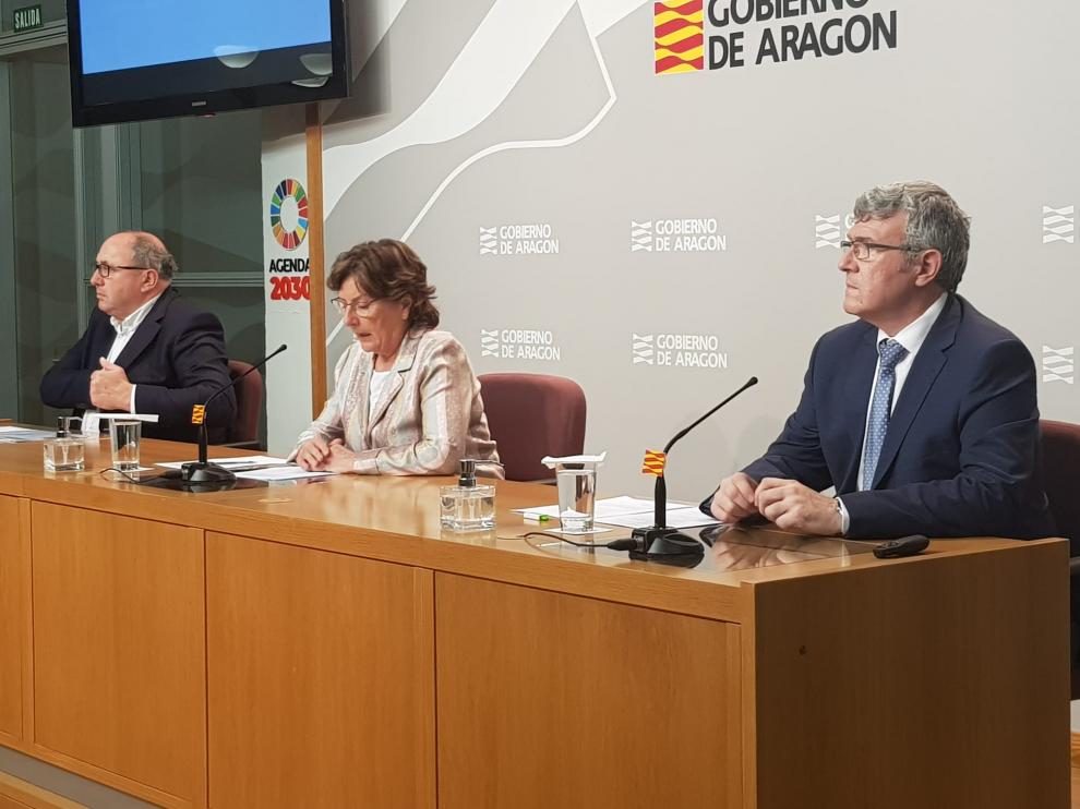 María Victoria Broto, en el centro, durante la rueda de prensa de la DGA de este sábado.