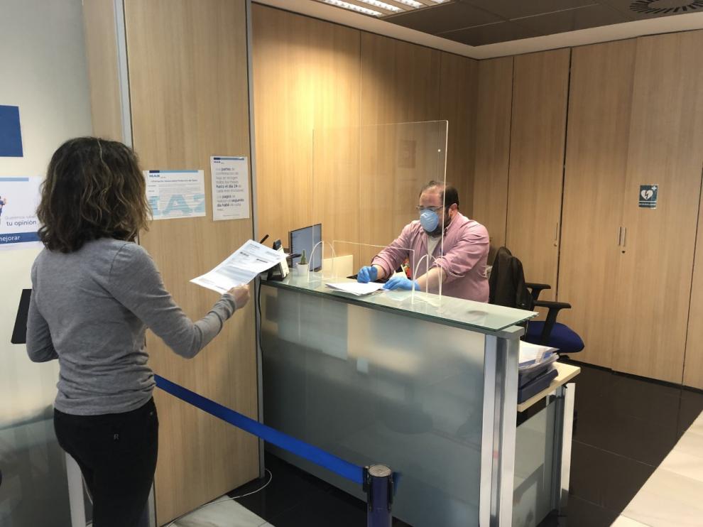 Una autónoma presenta la documentación para solicitar la prestación en la MAZ.