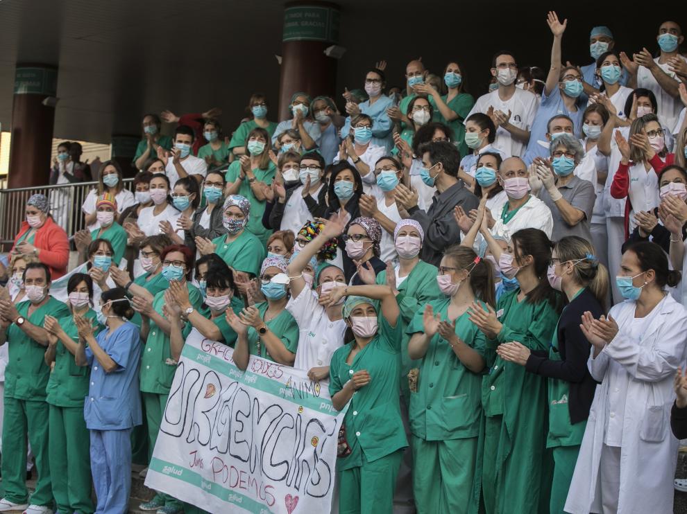 Profesionales del Hospital Clínico de Zaragoza agradecen el apoyo de los ciudadanos.