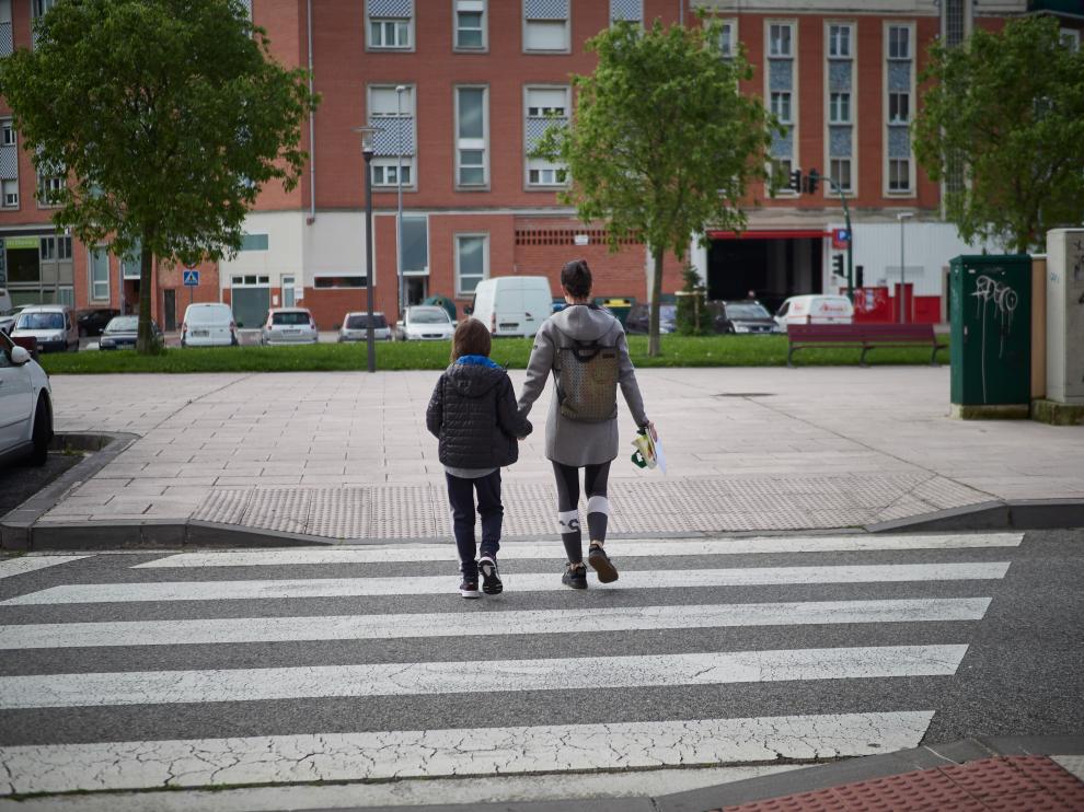 Un niño con su madre durante esta cuarentena en Pamplona.
