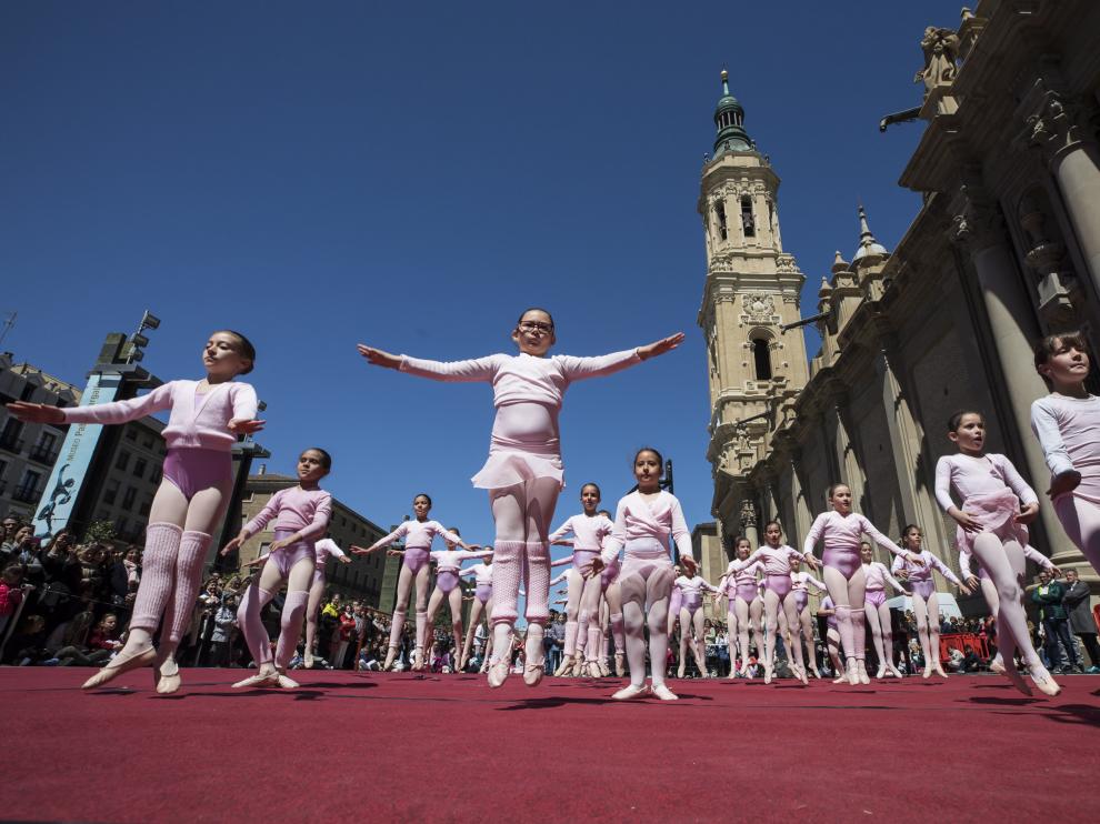Alumnas de Arantxa Argüelles el año pasado en la plaza del Pilar durante la celebración del Día de la Danza.