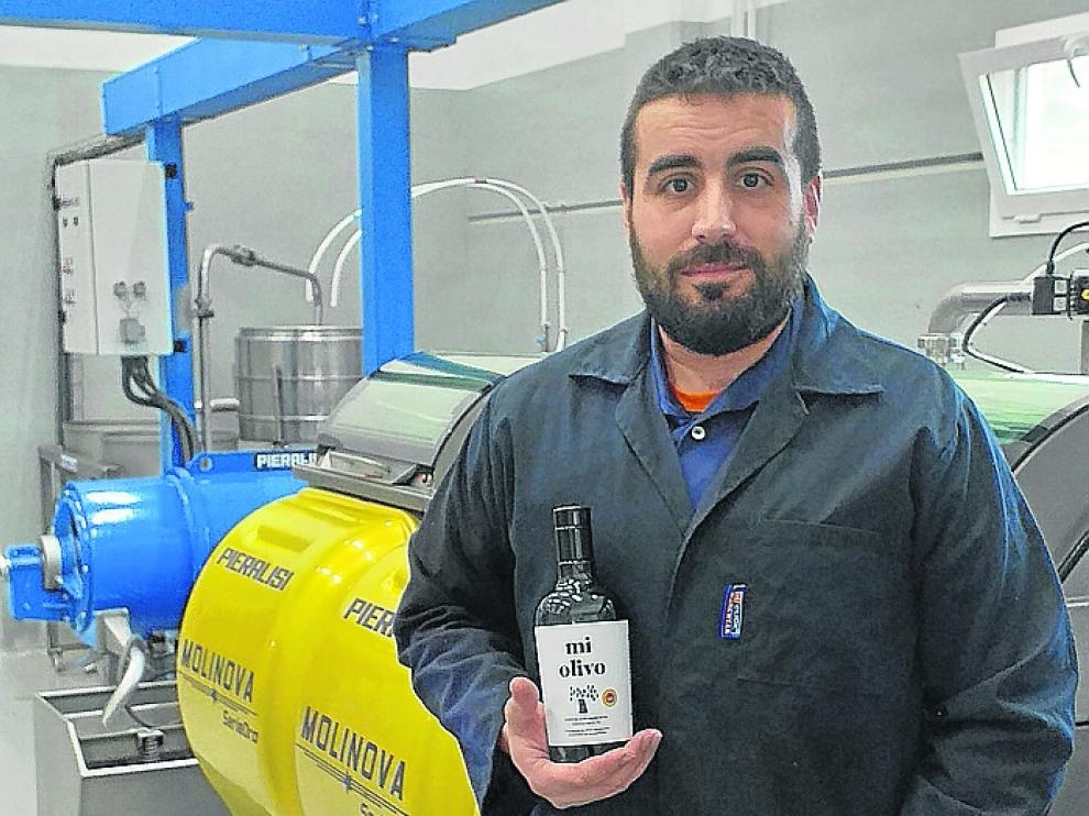 Carlos Blanco, en la almazara con el aceite ganador.