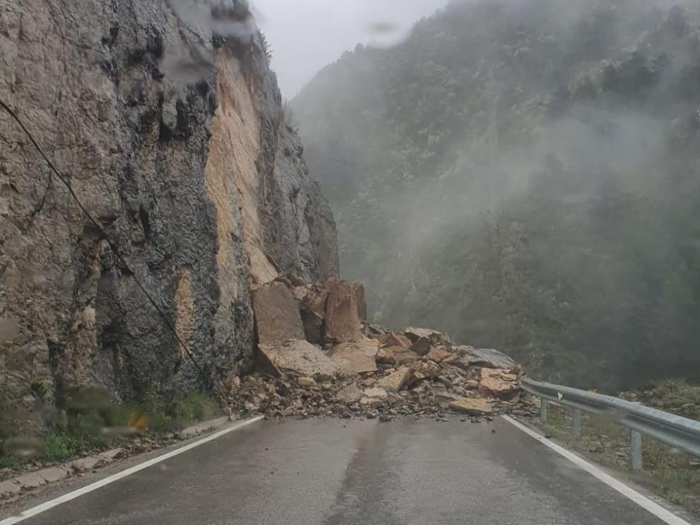 El desprendimiento ha cortado la A-1605 a la altura del congosto de Obarra, en Bonansa.