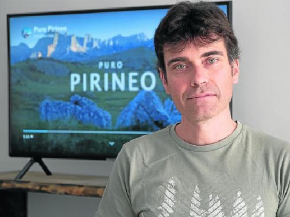 El oscense Mario Carpi y al fondo, una imagen de su ‘time lapse’ del Pirineo que se ha hecho viral.