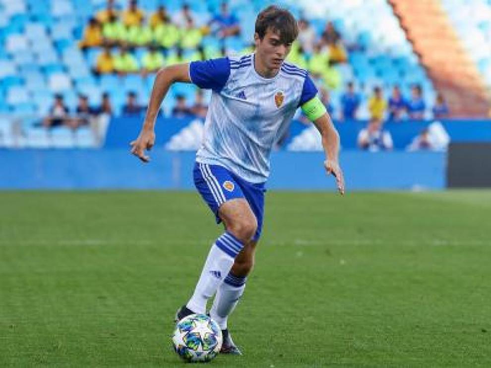 Francho, con el brazalete de capitán del Real Zaragoza juvenil, en La Romareda durante el último partido de la Youth League ante el Olympique Lyon francés.