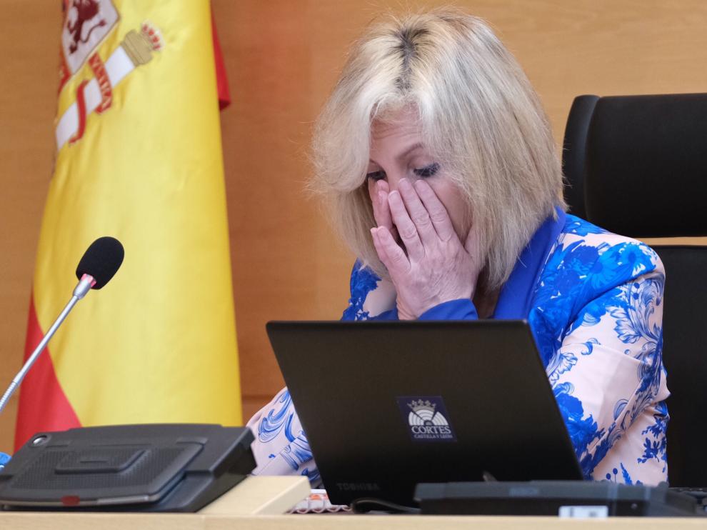 La consejera de Sanidad de la Junta de Castilla y León, Verónica Casado, no puede contener las lágrimas al recordar a los sanitarios de la Comunidad fallecidos