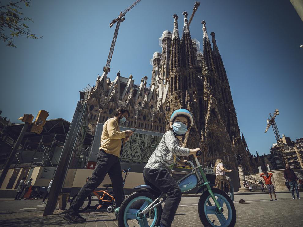 Unos niños pasean el domingo por delante de la Sagrada Familia.