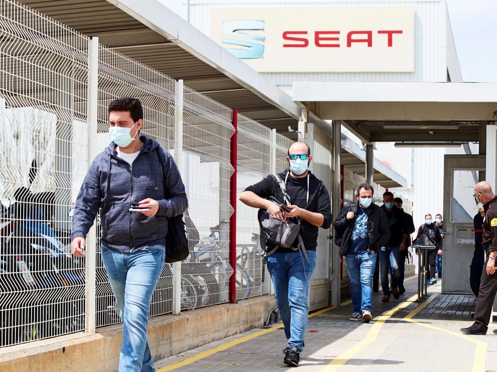 Varios trabajadores salen tras acabar su turno de la empresa automovilística Seat que ha retomado este lunes su actividad