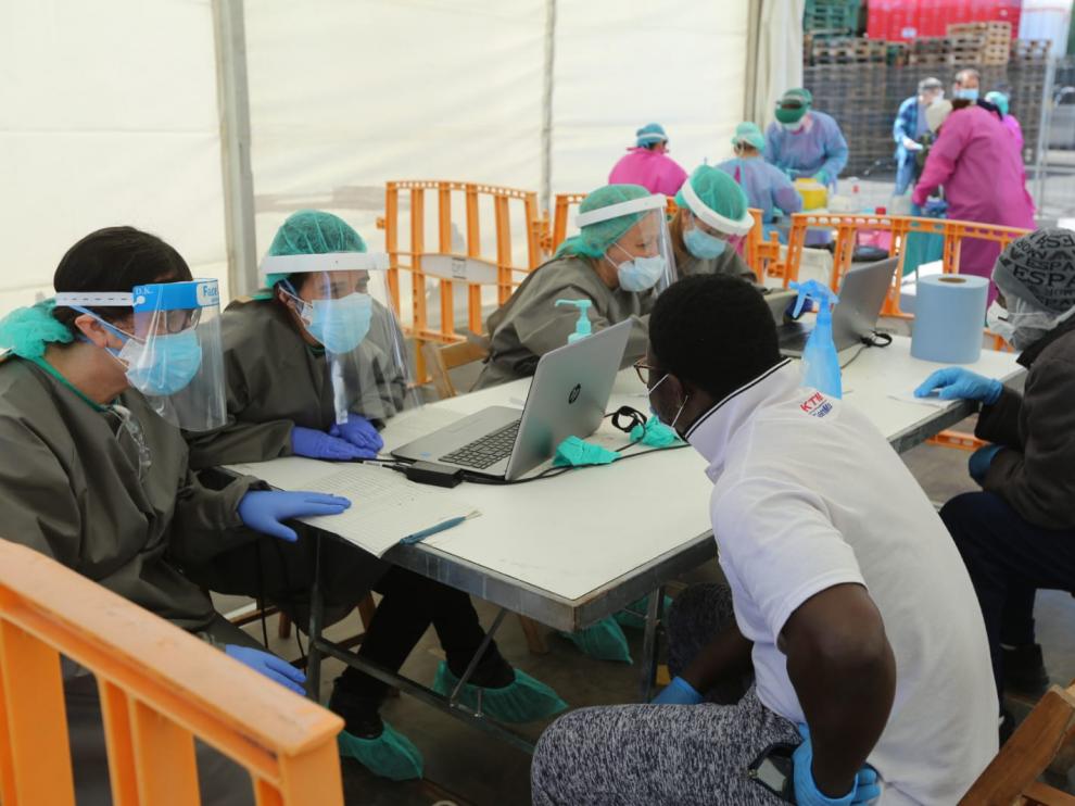 Los trabajadores del matadero de Fribin, en Binéfar, se han sometido este martes a test de coronavirus.
