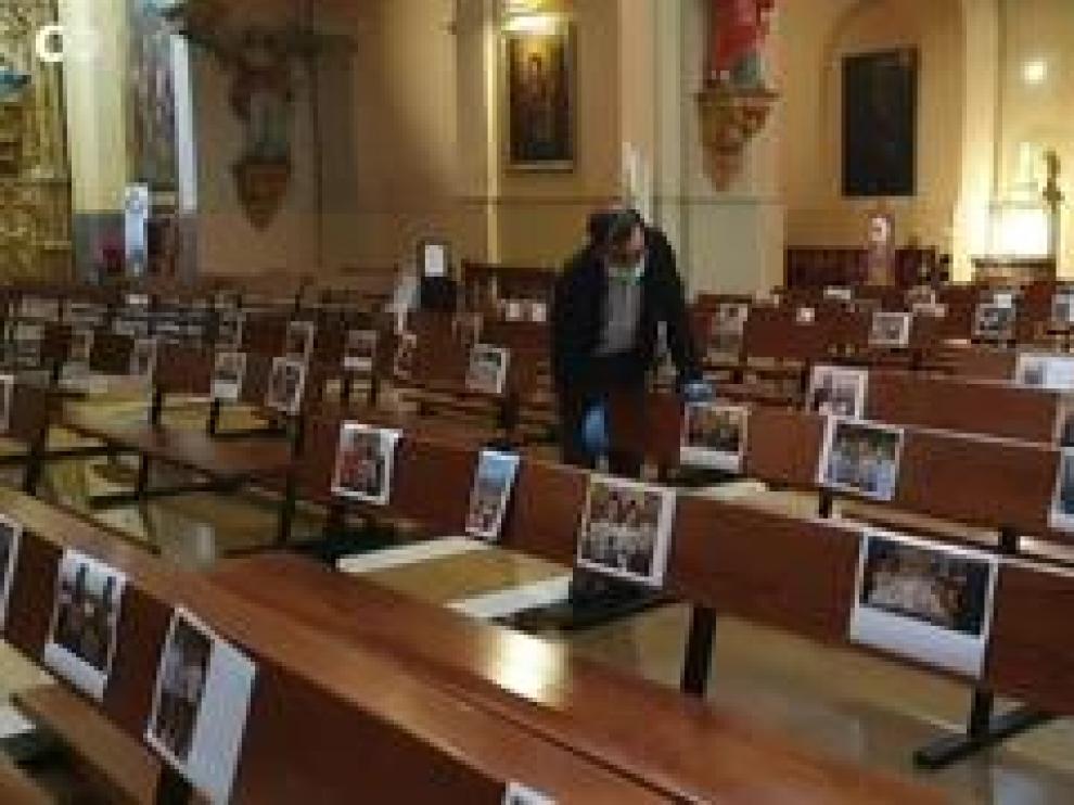 Las iglesias no permiten la asistencia de fieles durante el estado de alarma, pero no han cerrado sus puertas, ni mucho menos. Al menos no de manera simbólica. Los bancos de la parroquia de San Miguel de los Navarros, en Zaragoza, están llenos de las fotos que los fieles han enviado y el párroco, Juan Sebastián Teruel, no ha dejado de oficiar misa diaria ante las más de 150 fotografías de sus feligreses.