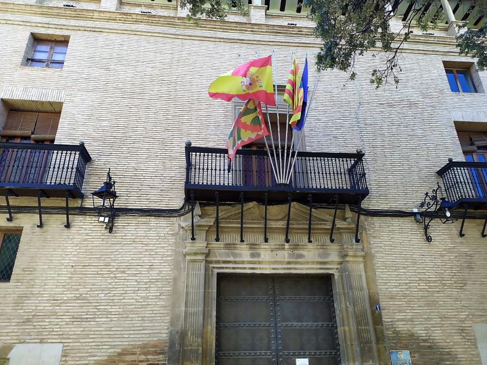 Banderas a media asta y un crespón negro en la enseña de Huesca como señal de luto.