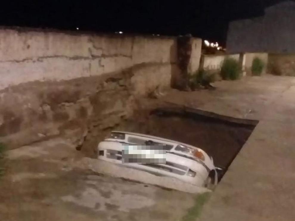 El hundimiento de un tramo de calle en los cabezos de Épila 'engulle' un coche