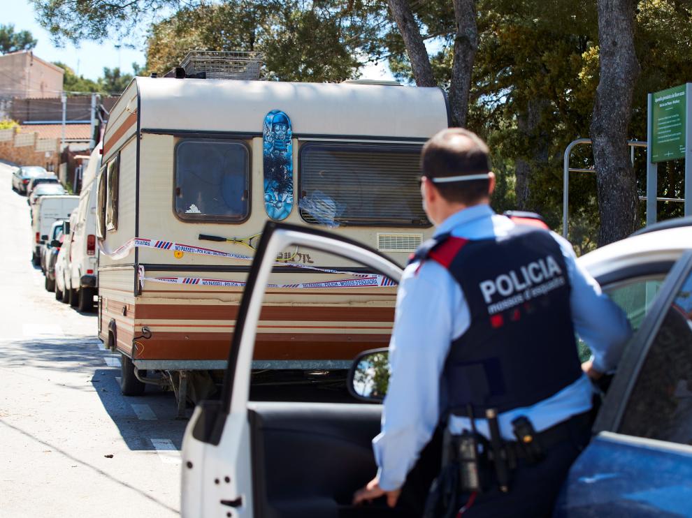 Los Mossos, junto a la caravana donde vivía el presunto asesino.