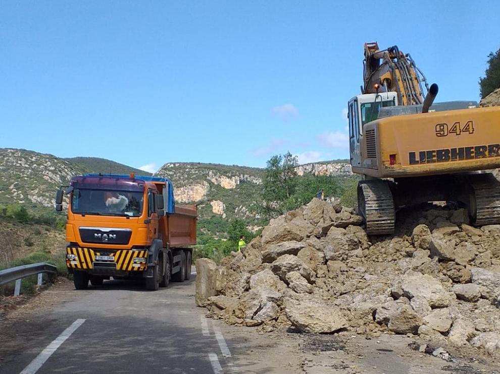 En la A-2210 se trabaja con dos camiones y dos retroexcavadoras para limpiar la calzada