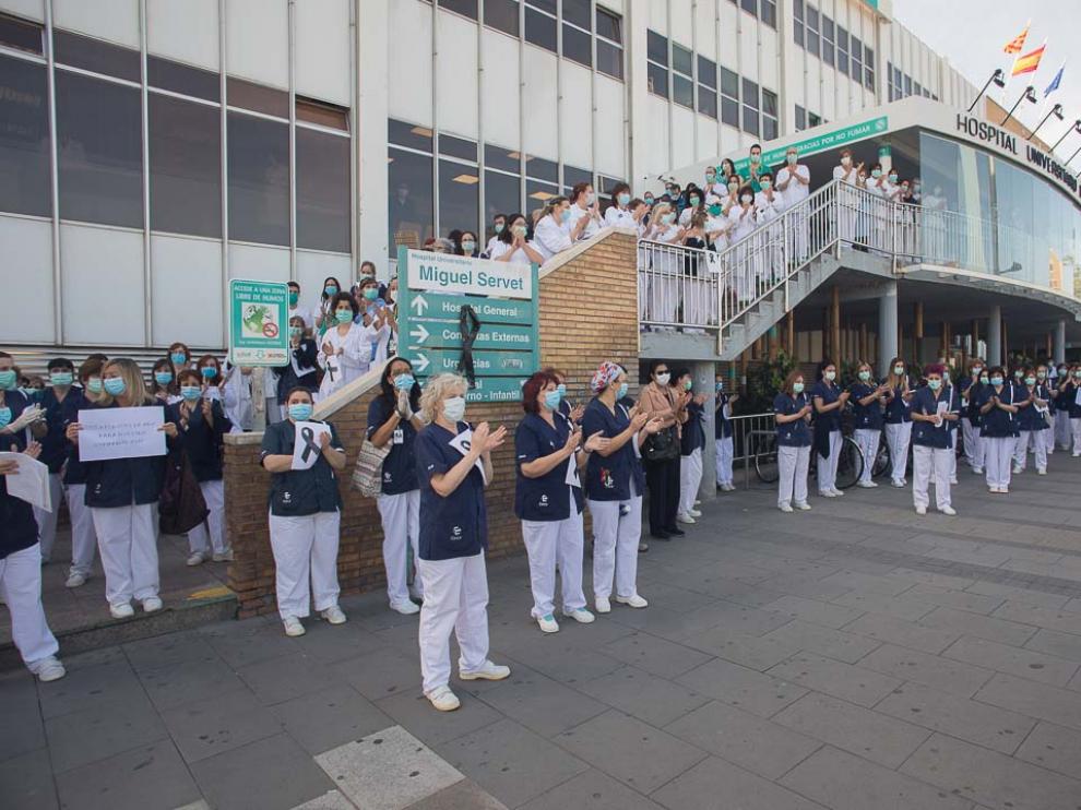 Homenaje al trabajador de la limpieza del Miguel Servet de Zaragoza fallecido por coronavirus