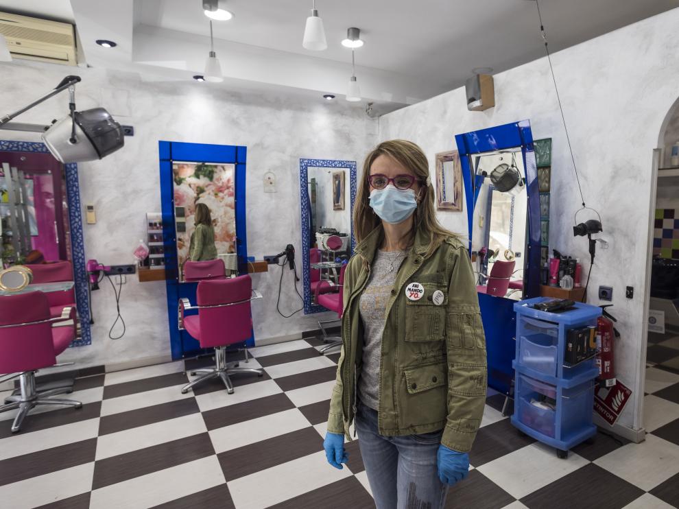 Raquel Alastuey, ayer en su peluquería de la avenida de Anselmo Clavé