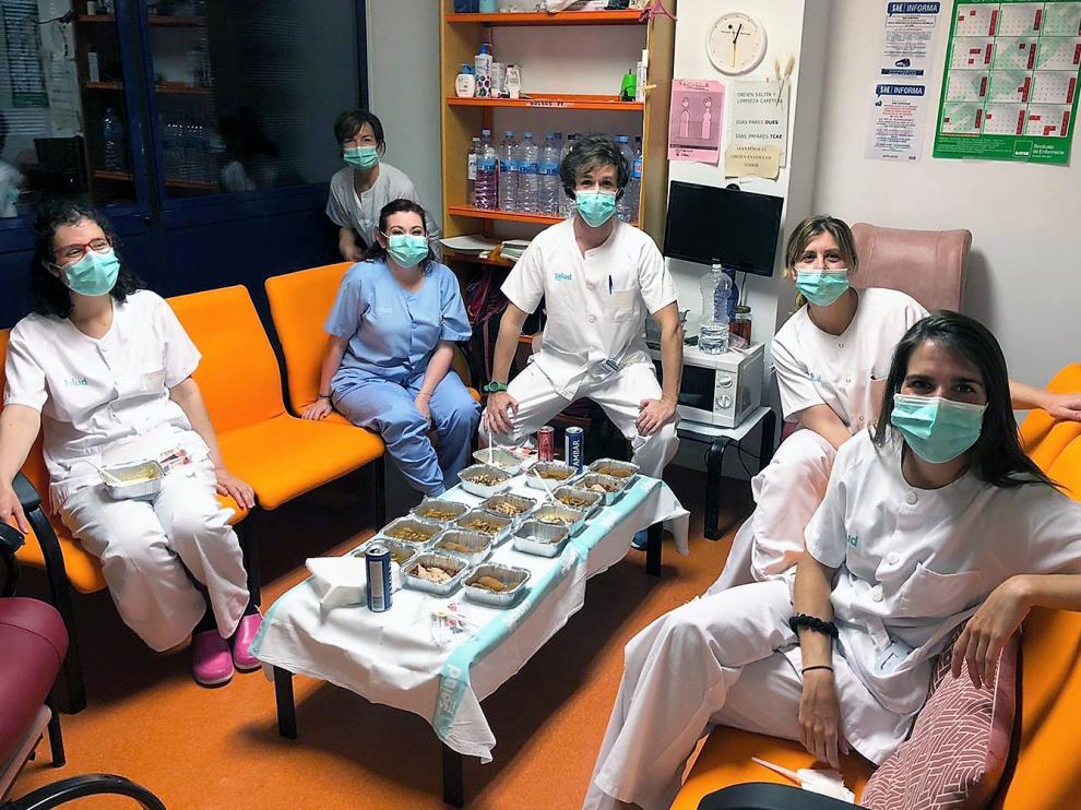 Varios sanitarios durante la cena Michelin en el hospital San Jorge de Huesca.