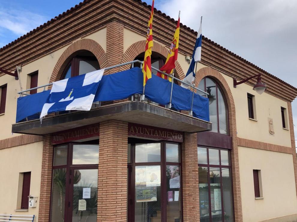 El Ayuntamiento de Santa Cruz luce sus banderas para las fiestas.