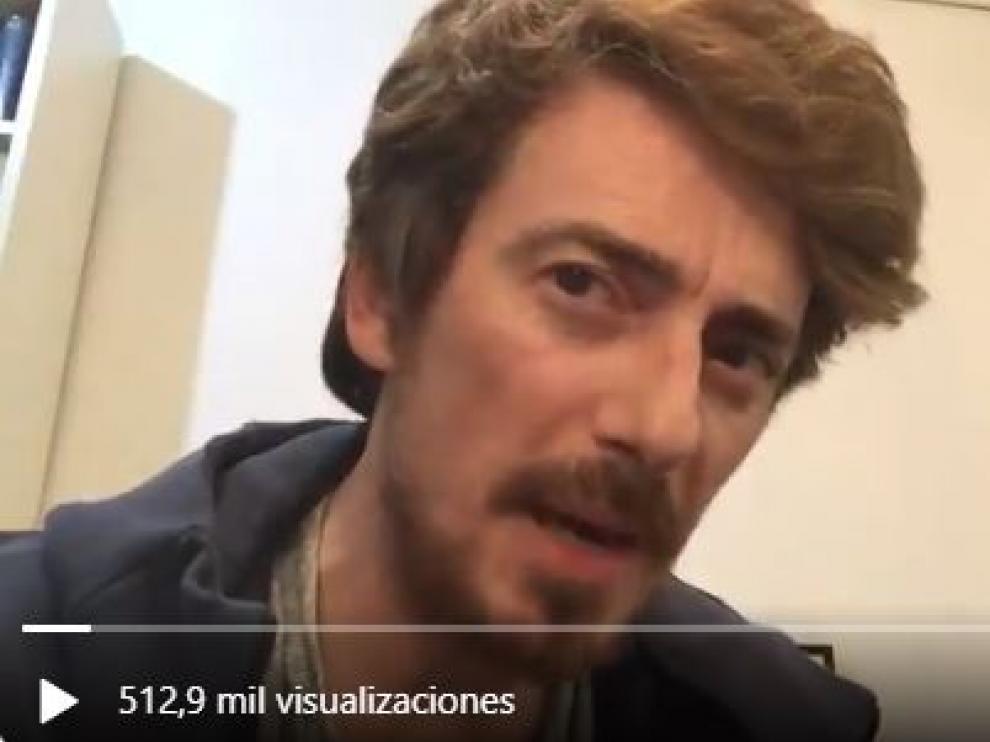 El actor Víctor Clavijo recitando 'Gasolina'.